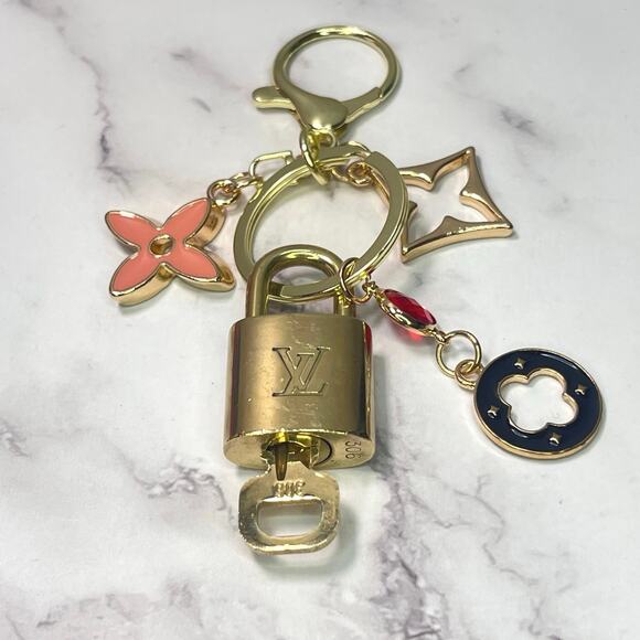 Louis Vuitton Lock & Key #306 w a Pink Flower & Monogram-Inspired Charm Keychain - Picture 1 of 5